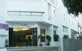 拉查达17普拉斯酒店